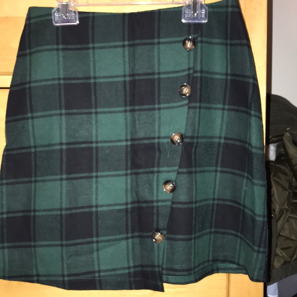 never worn plaid dark green skirt
